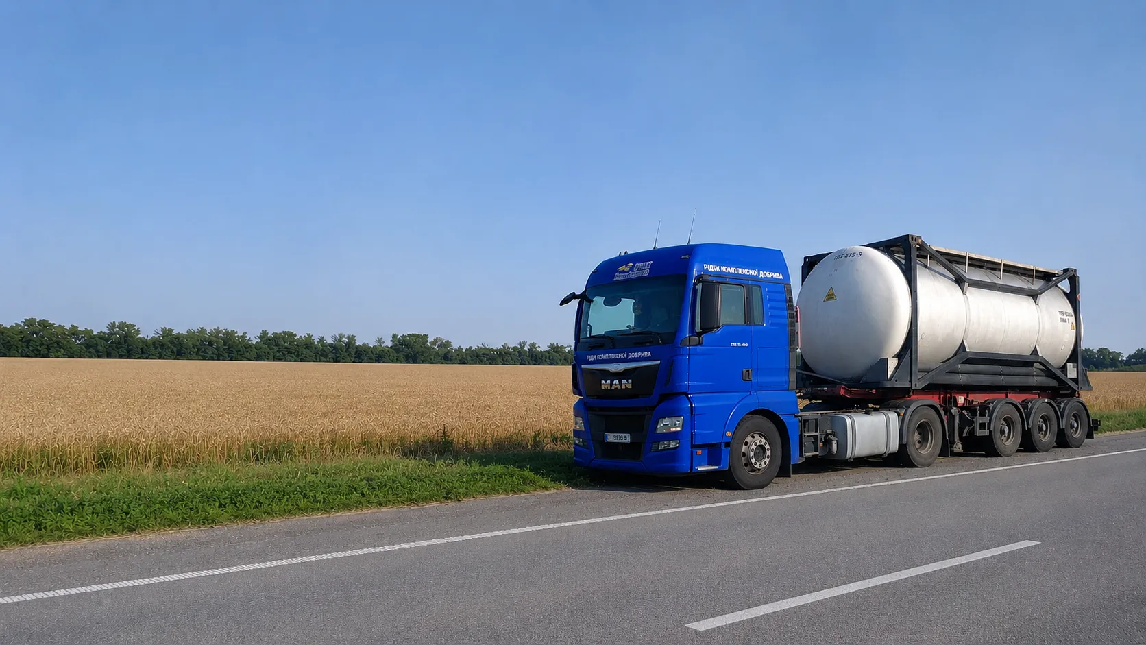 Вантажівки автопарку LIFERT TRANS на трасі